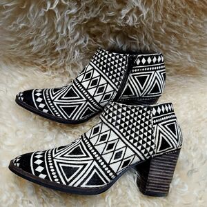 NWOT Lucky Brand COW HAIR funky Geometric Ankle Booties Women's Sz 9
